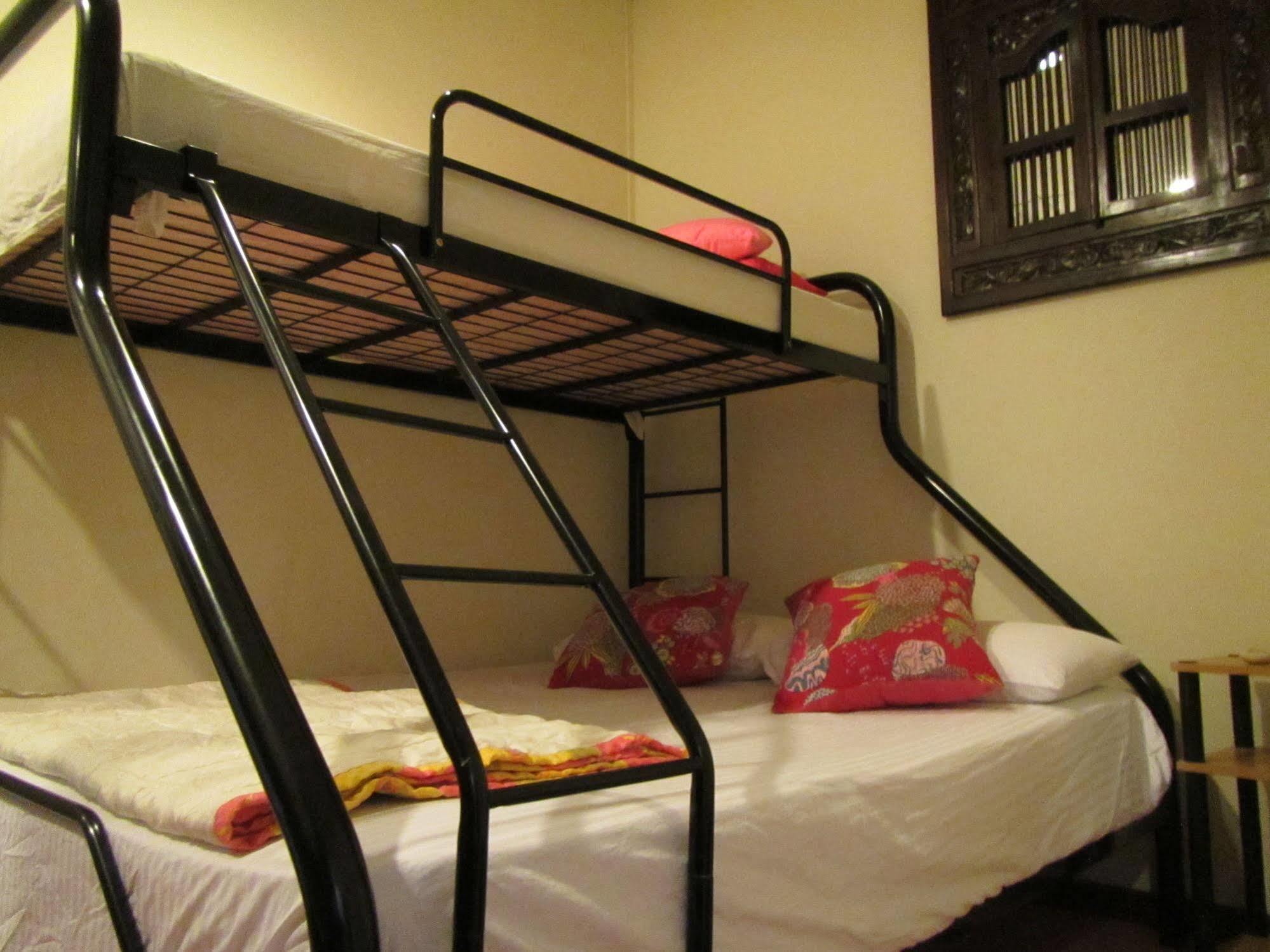 Sensi Backpackers Hostel Kota Kinabalu Exterior photo