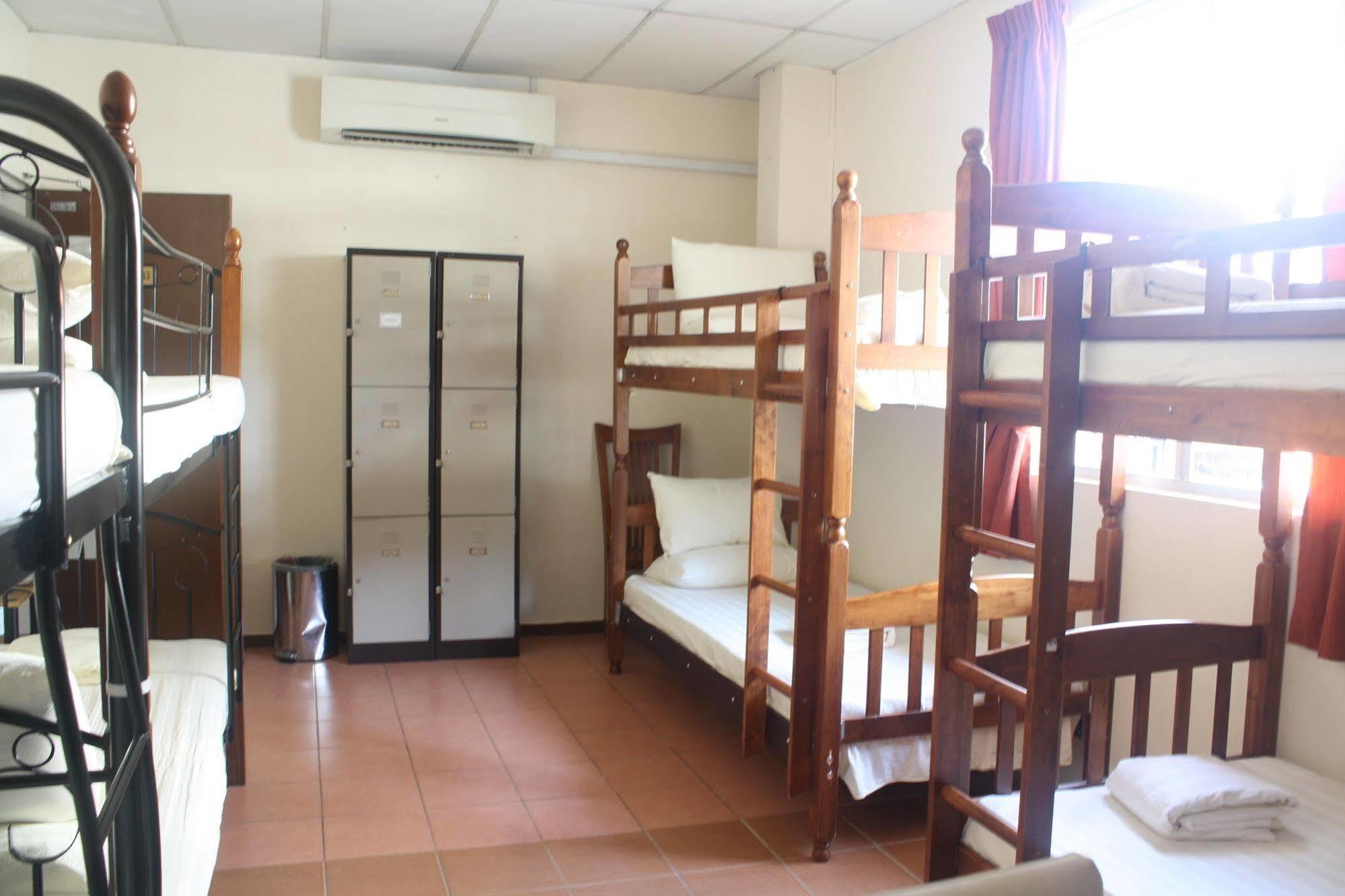 Sensi Backpackers Hostel Kota Kinabalu Exterior photo